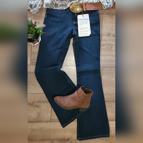 NWT'S- PURE COLOR -"Vogue" Mid-Rise Stretch Flair 5 pocket Jeans- size 26 - Picture 1 of 6